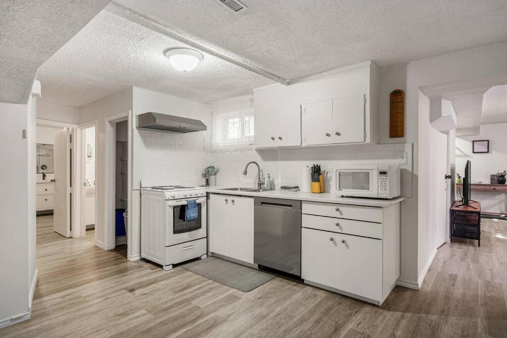 Voyager's Hub- Calgary InnerCity 3BD 4Bed Sleeps 8