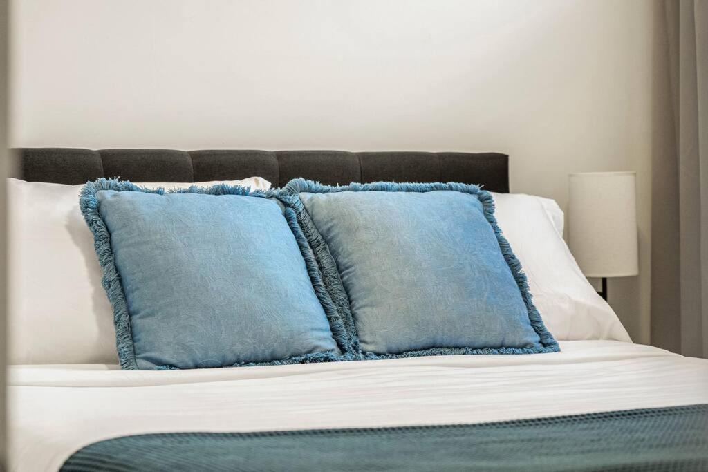 Voyager's Hub- Calgary InnerCity 3BD 4Bed Sleeps 8