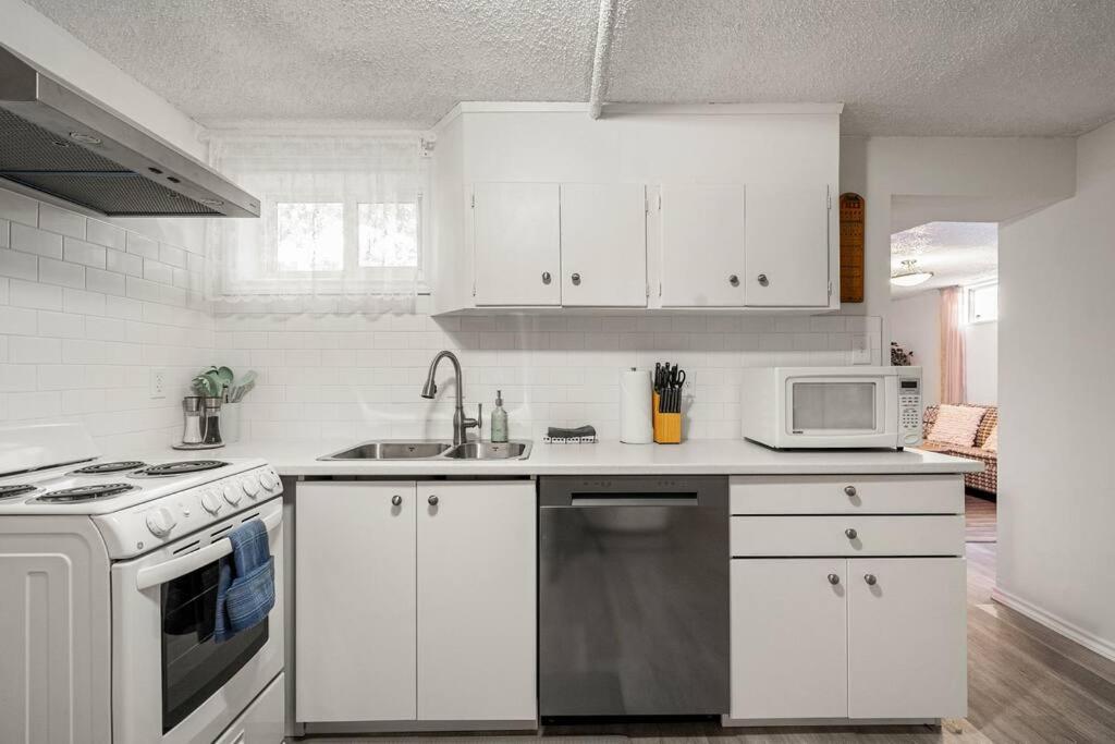 Voyager's Hub- Calgary InnerCity 3BD 4Bed Sleeps 8