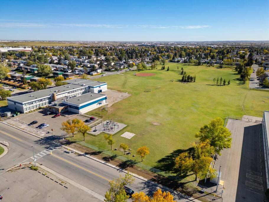 Voyager's Hub- Calgary InnerCity 3BD 4Bed Sleeps 8