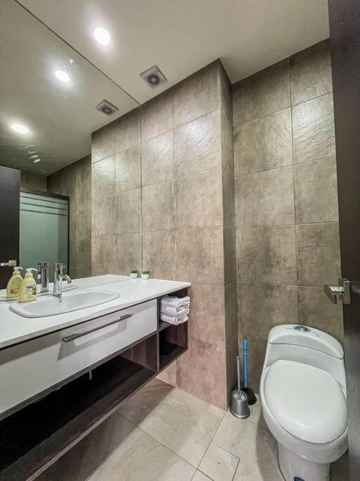 Sky Suites - Wonderful Spacious and Warm Apt with nice views in La Paz!