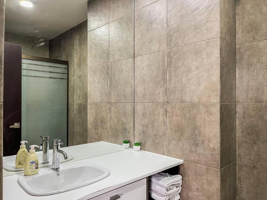 Sky Suites - Wonderful Spacious and Warm Apt with nice views in La Paz!