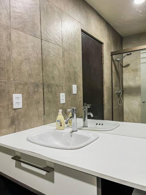 Sky Suites - Wonderful Spacious and Warm Apt with nice views in La Paz!