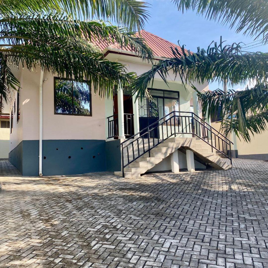 Desmond HOMESTAY