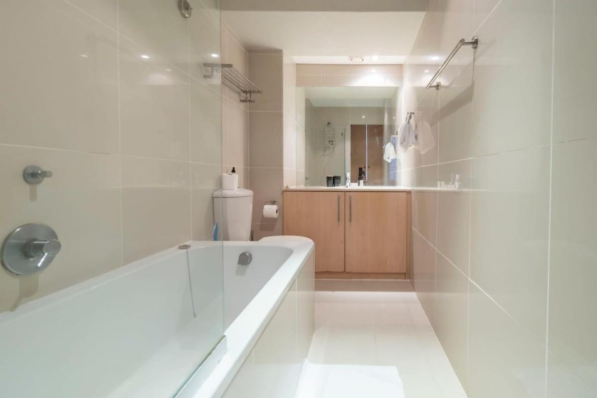 Chic 1-Bedroom Apartment In The Heart Of The City view 3