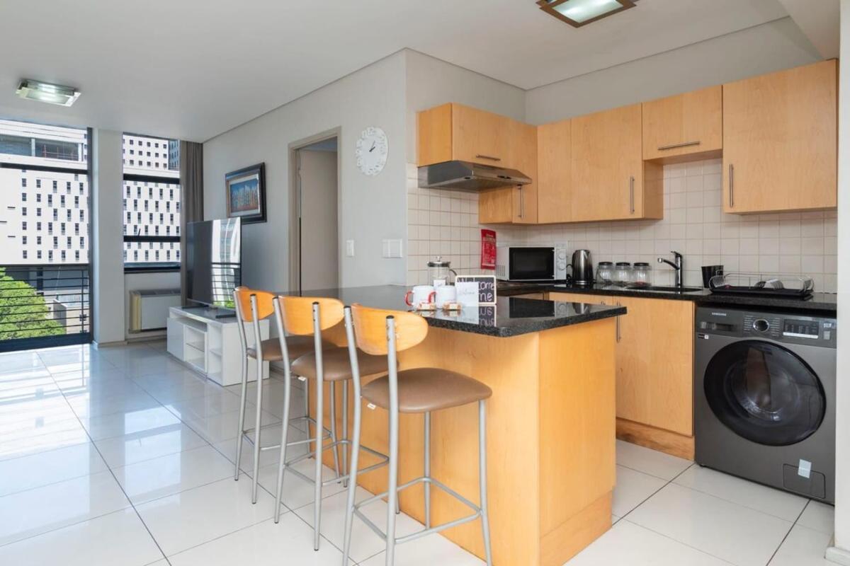 Chic 1-Bedroom Apartment In The Heart Of The City view 5