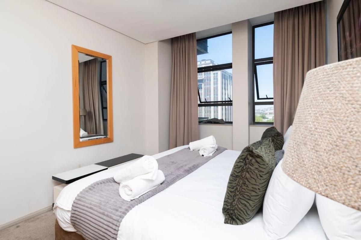 Chic 1-Bedroom Apartment In The Heart Of The City view 2