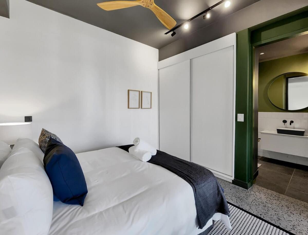 Couples retreat in heart of City-Wifi-Pool view 2