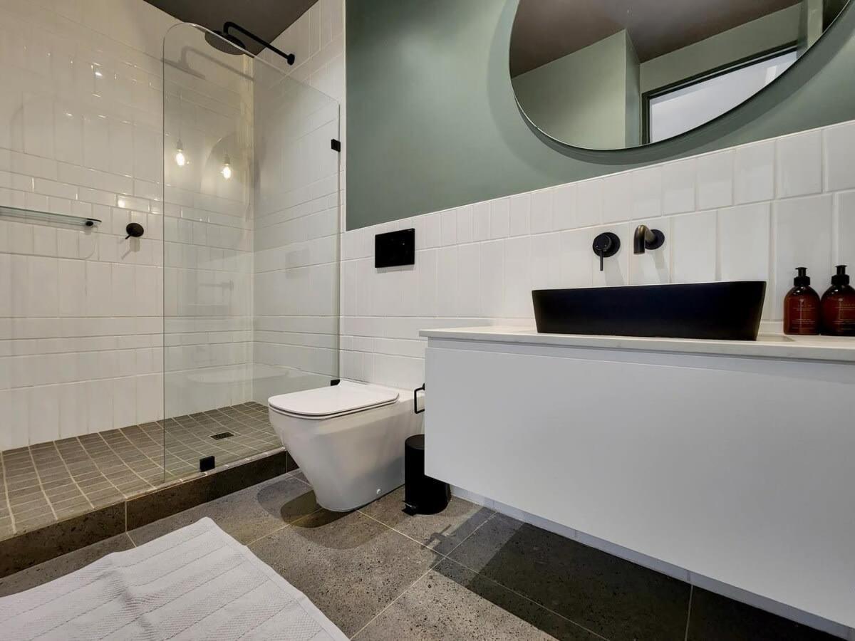 Couples retreat in heart of City-Wifi-Pool view 3
