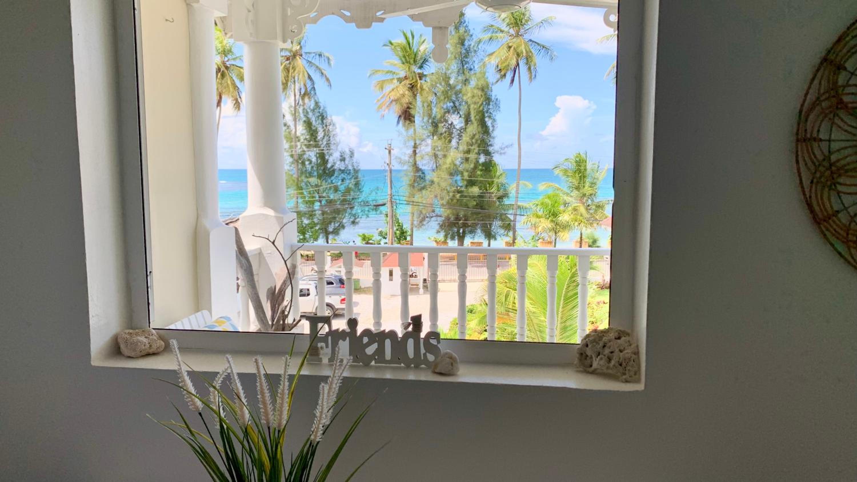 Beachfront Unit with Stunning Sunsets and Starlink Internet !