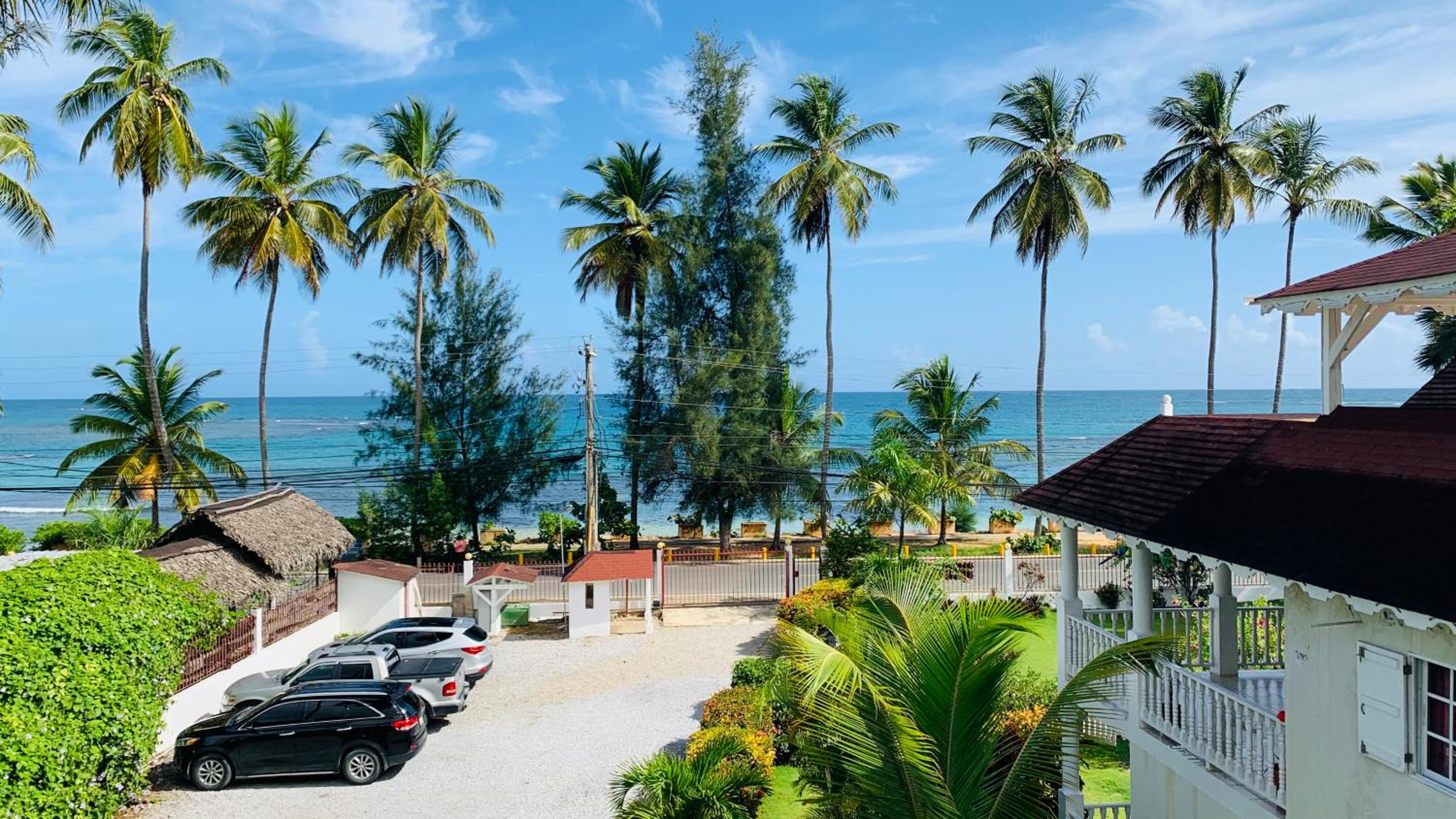 Beachfront Unit with Stunning Sunsets and Starlink Internet !