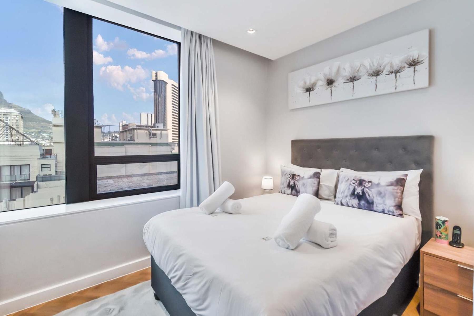 Foreshore Luxe Studio with Table Mountain View view 2