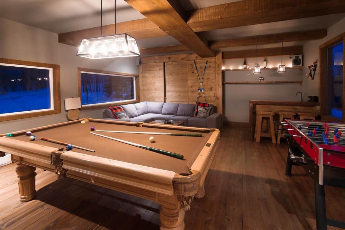 Blue Hill Pool spa game room mountain view