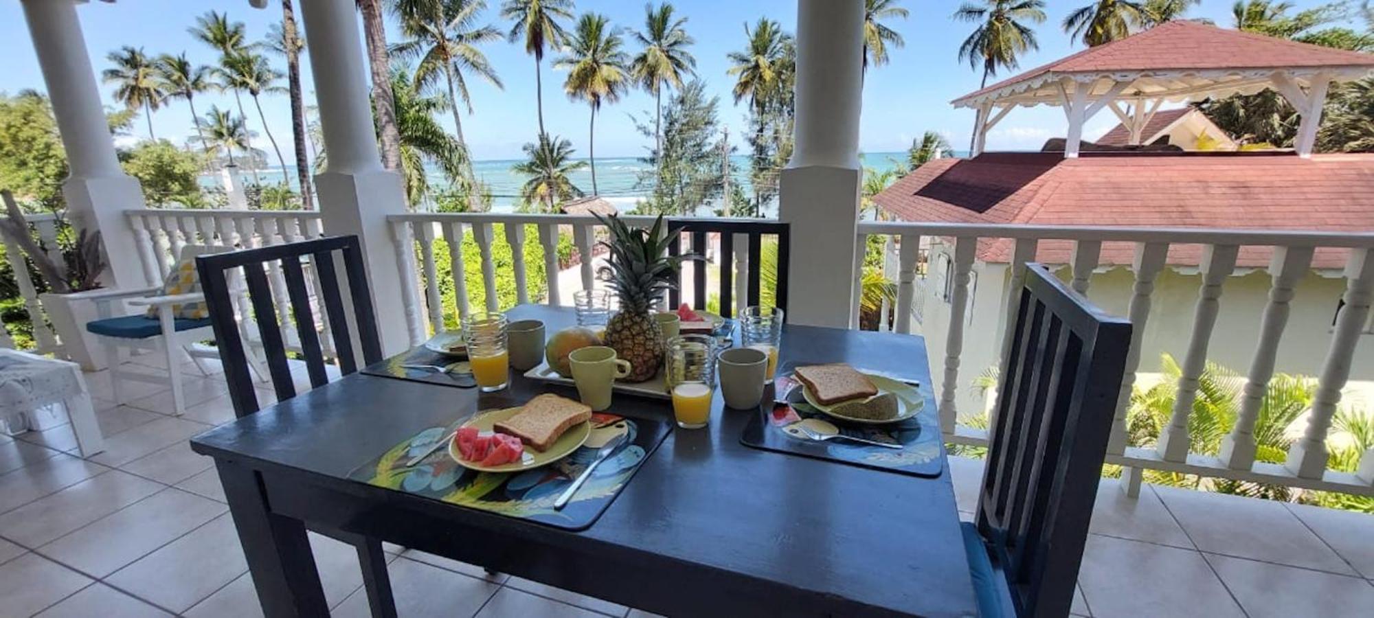 Beachfront Unit with Stunning Sunsets and Starlink Internet !