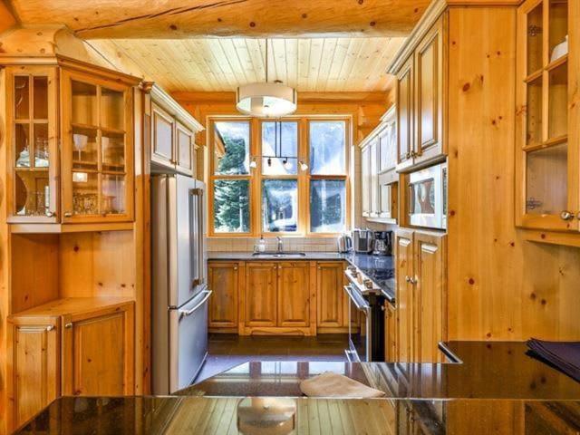 Blue Moose Private pool spa sauna lake access