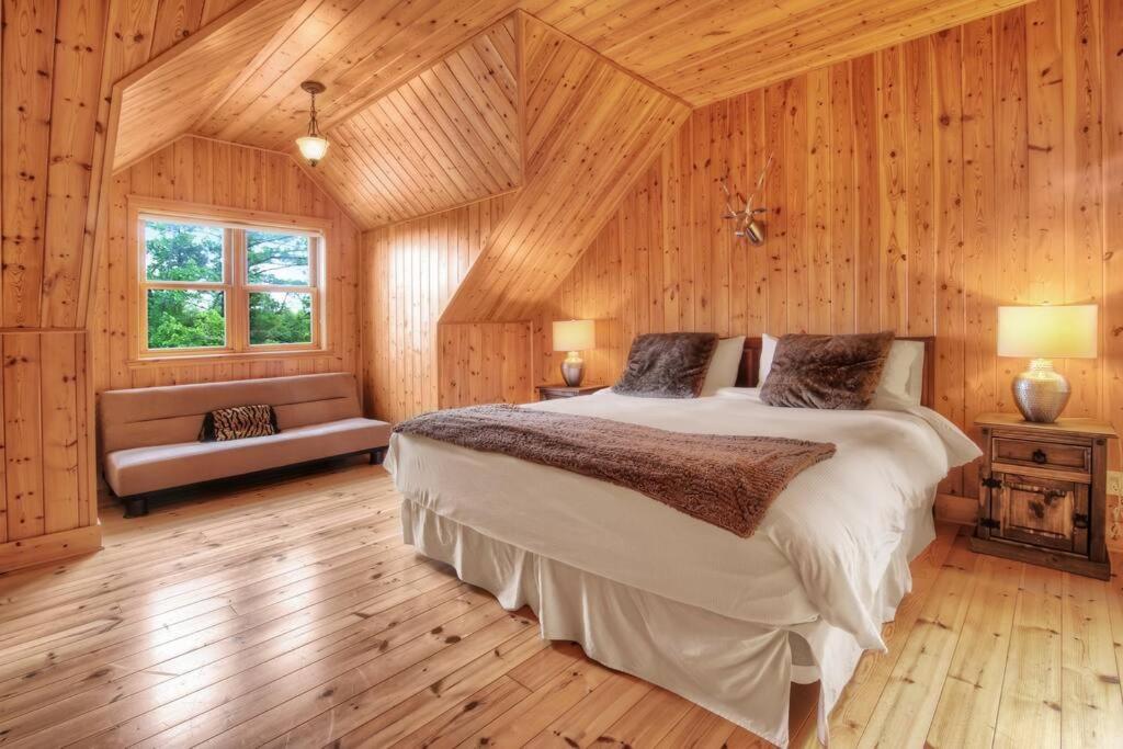 Blue Moose Private pool spa sauna lake access