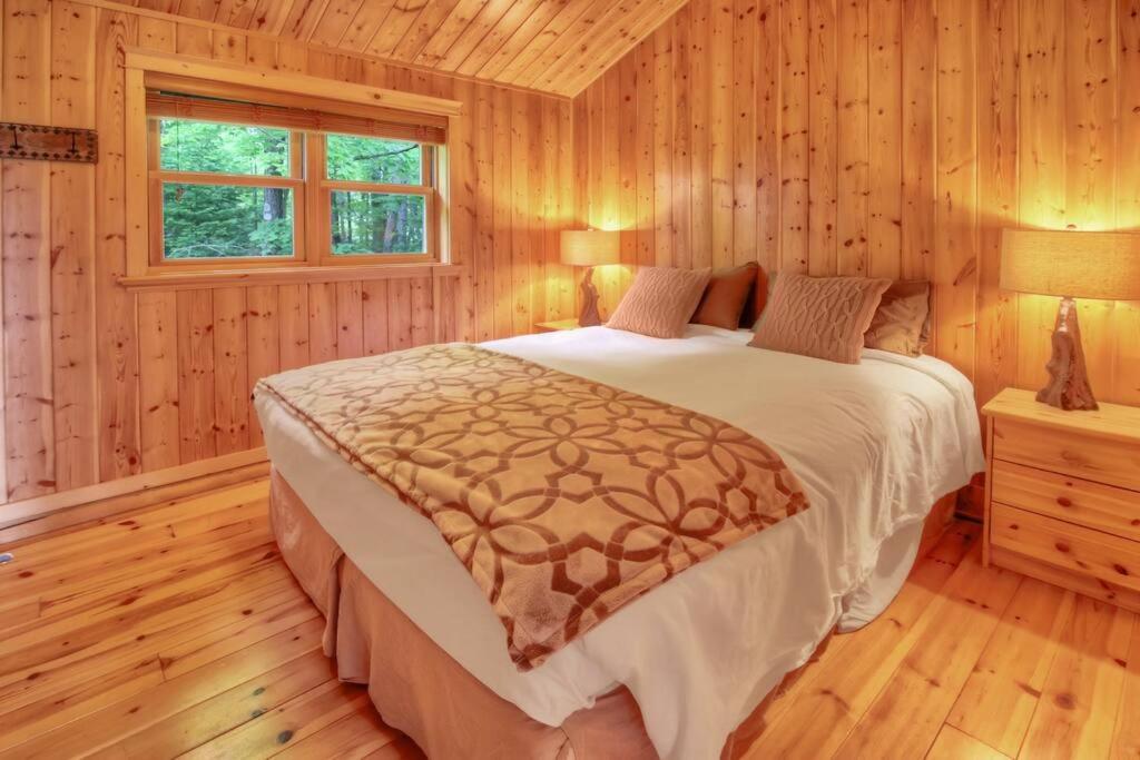 Blue Moose Private pool spa sauna lake access