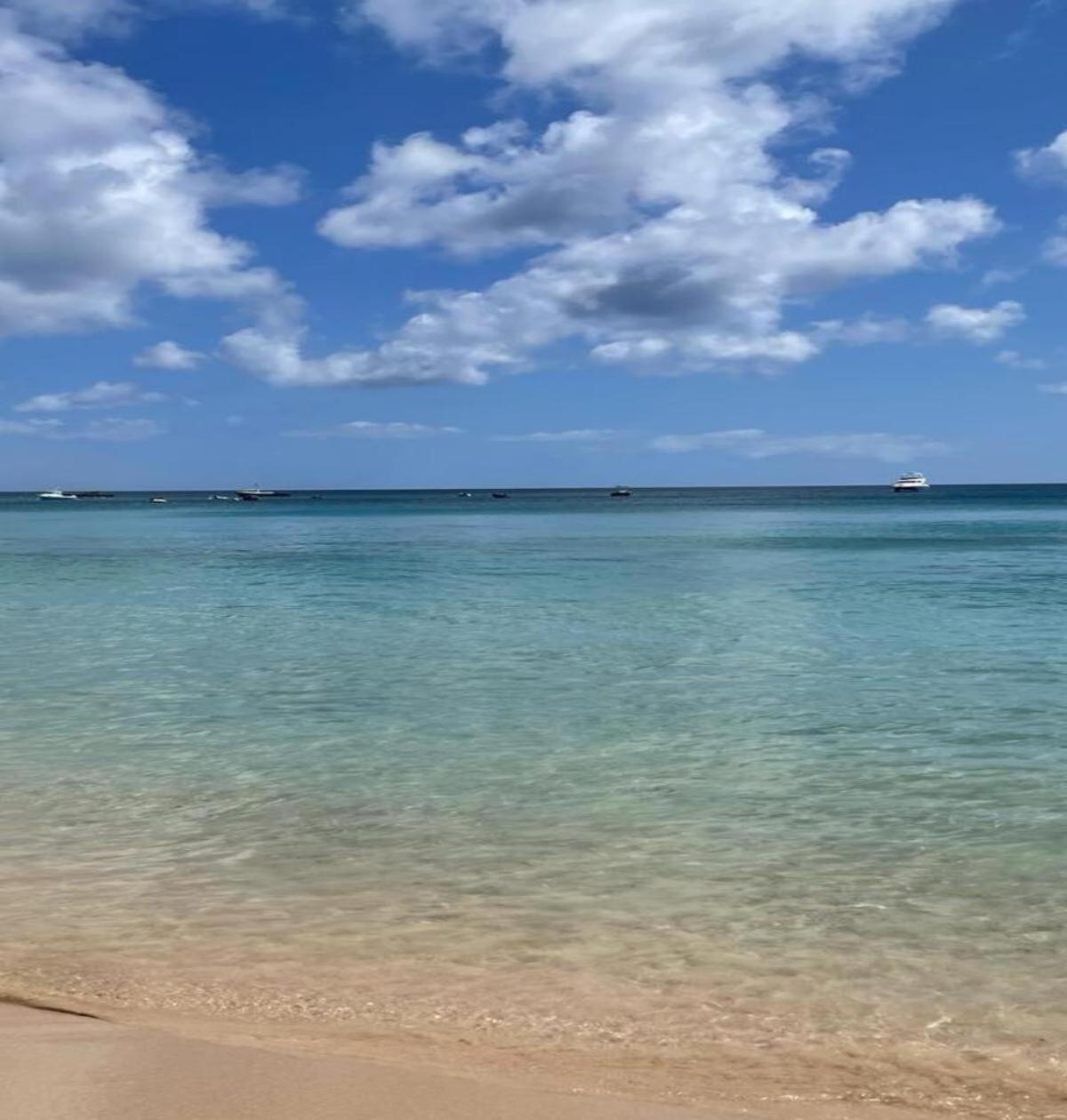 Villa Francoise - 4 bedroom beachfront w pool