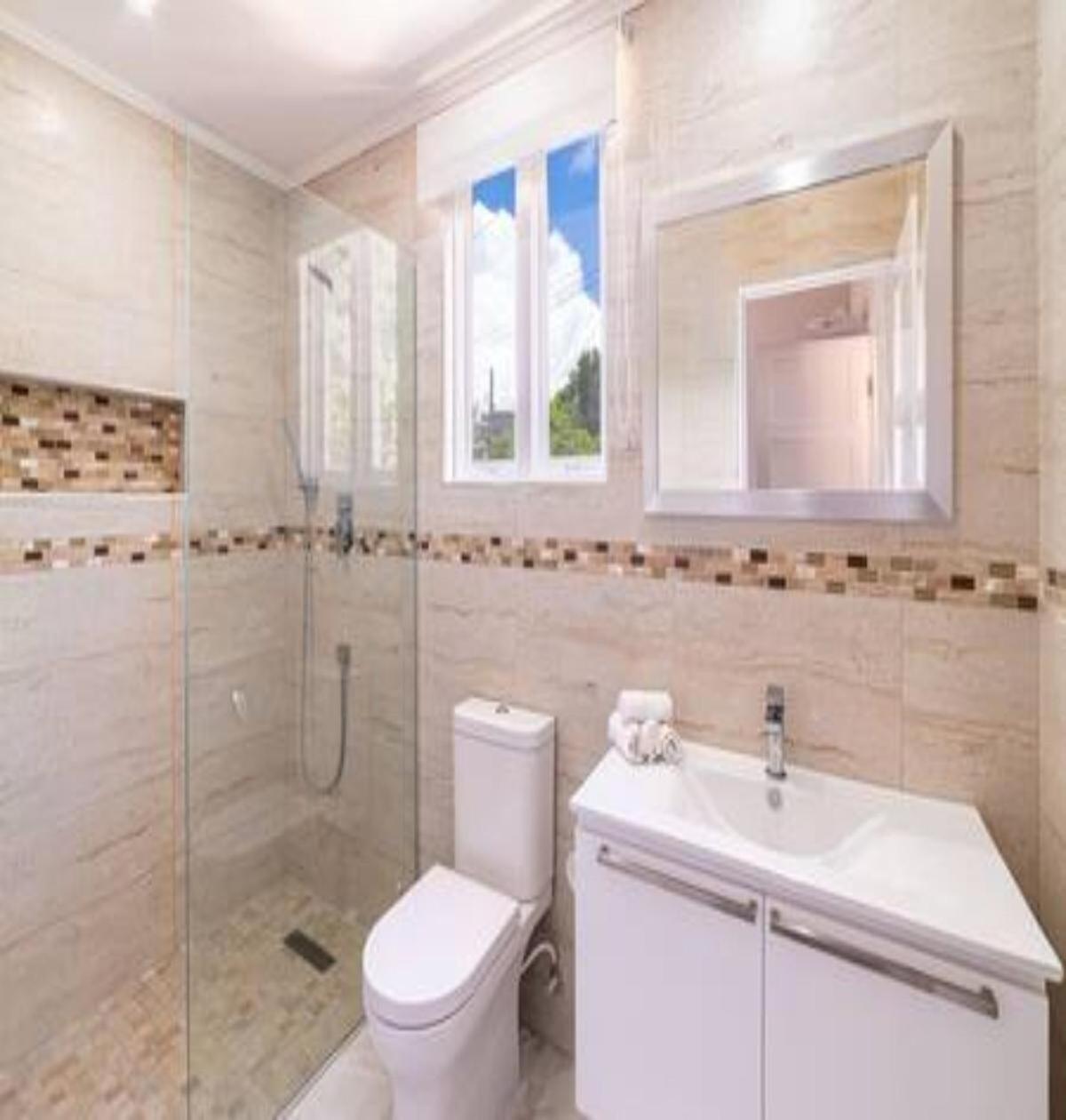 Villa Francoise - 4 bedroom beachfront w pool