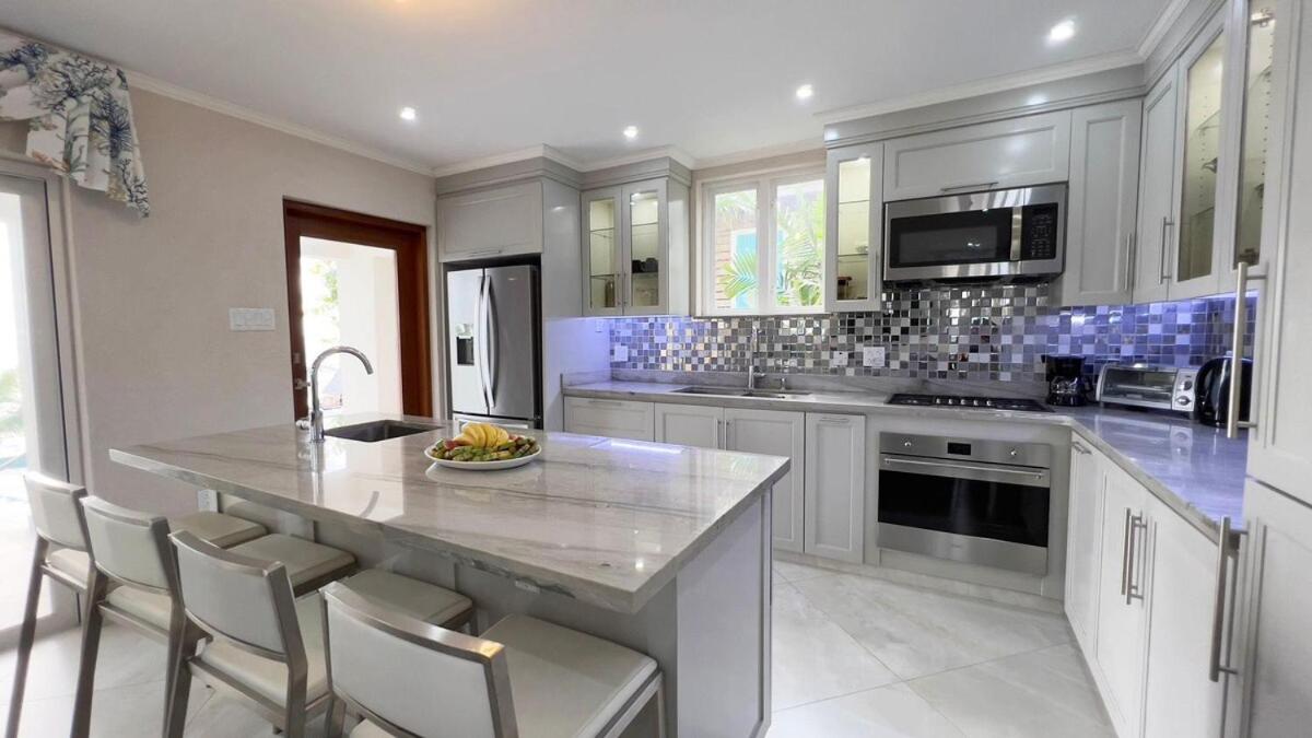 Villa Francoise - 4 bedroom beachfront w pool