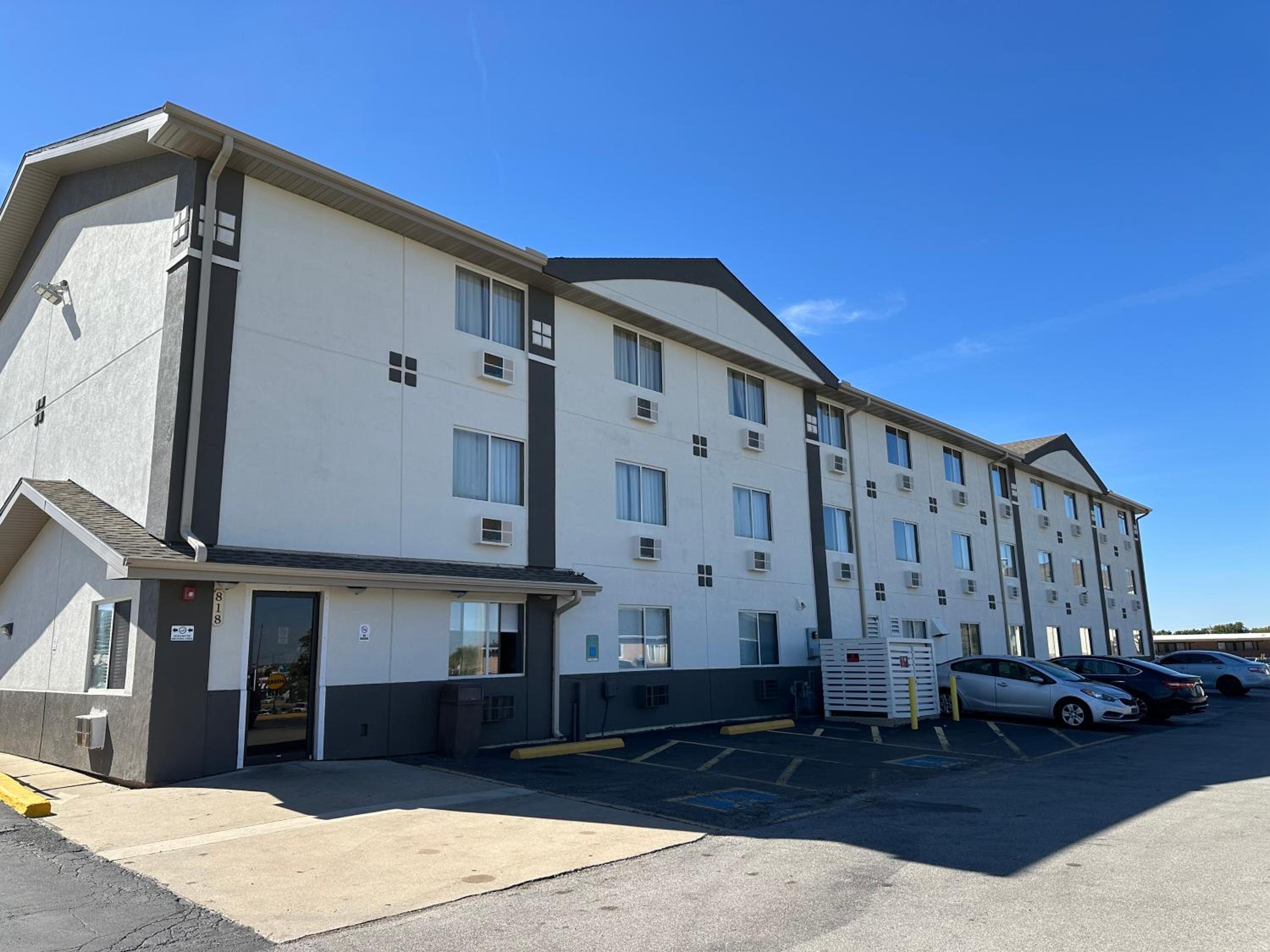 Bloomington Vacations - Super 8 by Wyndham Bloomington - Property Image 3