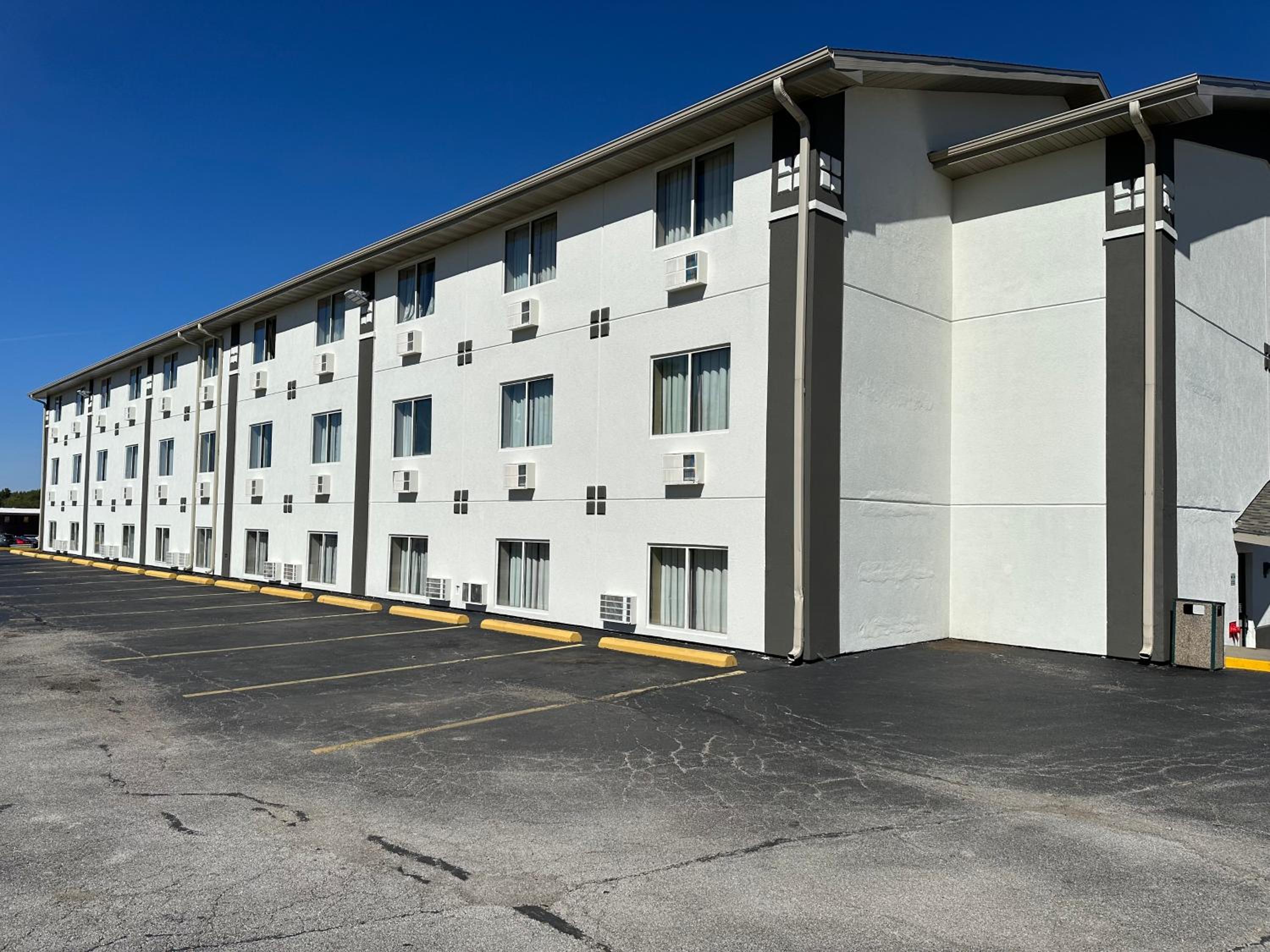 Bloomington Vacations - Super 8 by Wyndham Bloomington - Property Image 2