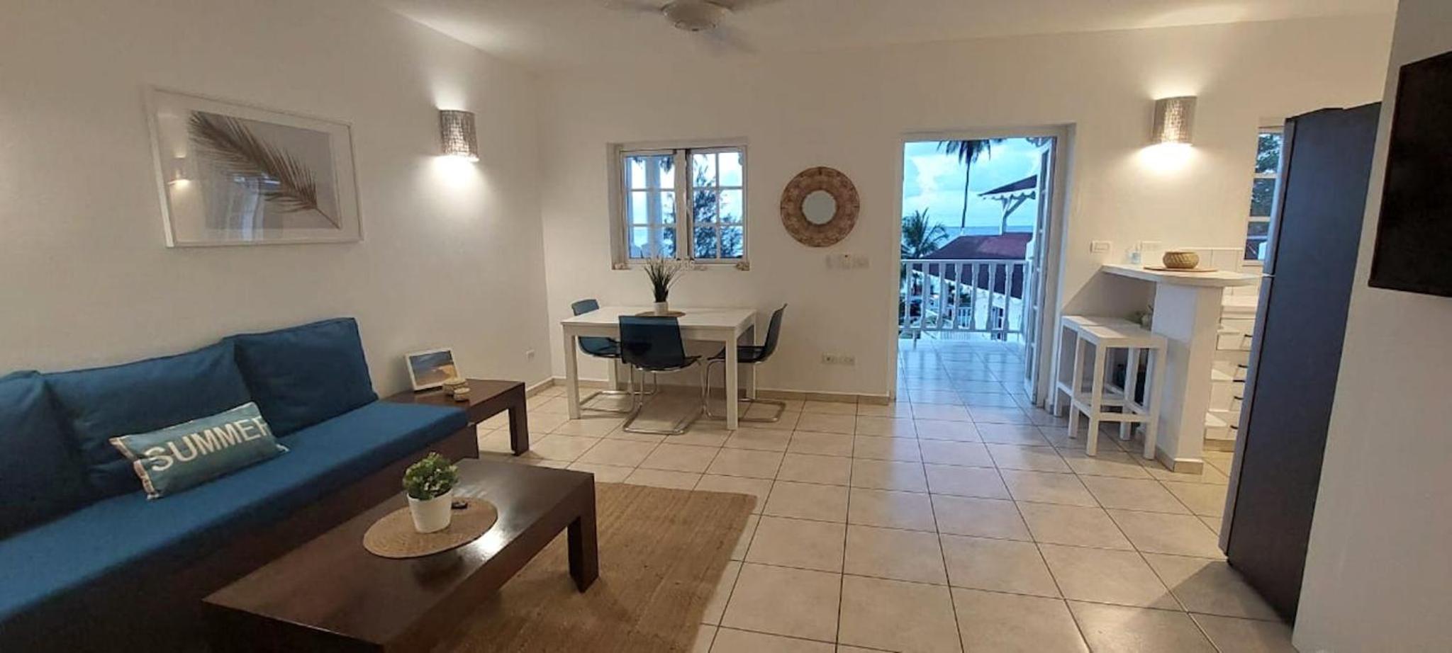 Beachfront Unit with Stunning Sunsets and Starlink Internet !