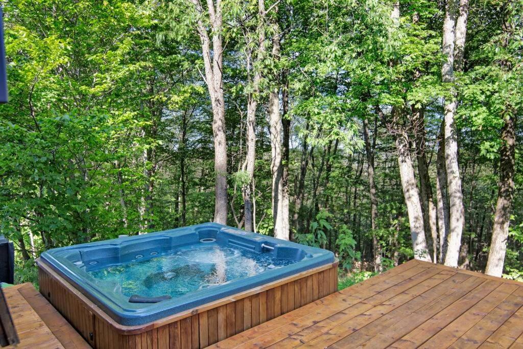 Cozy Cottage Spa and patio