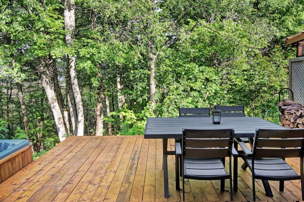 Cozy Cottage Spa and patio