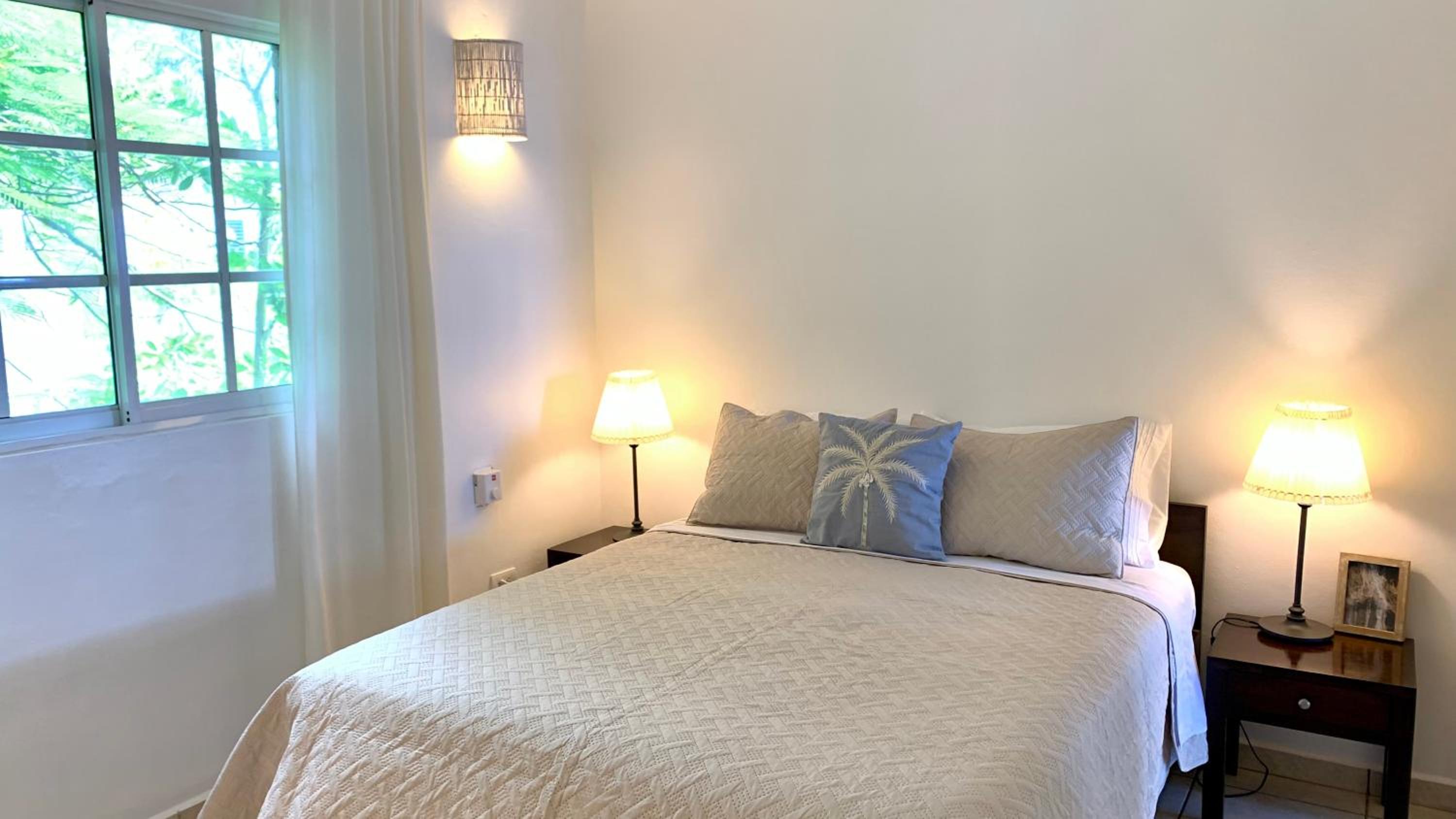 Beachfront Unit with Stunning Sunsets and Starlink Internet !