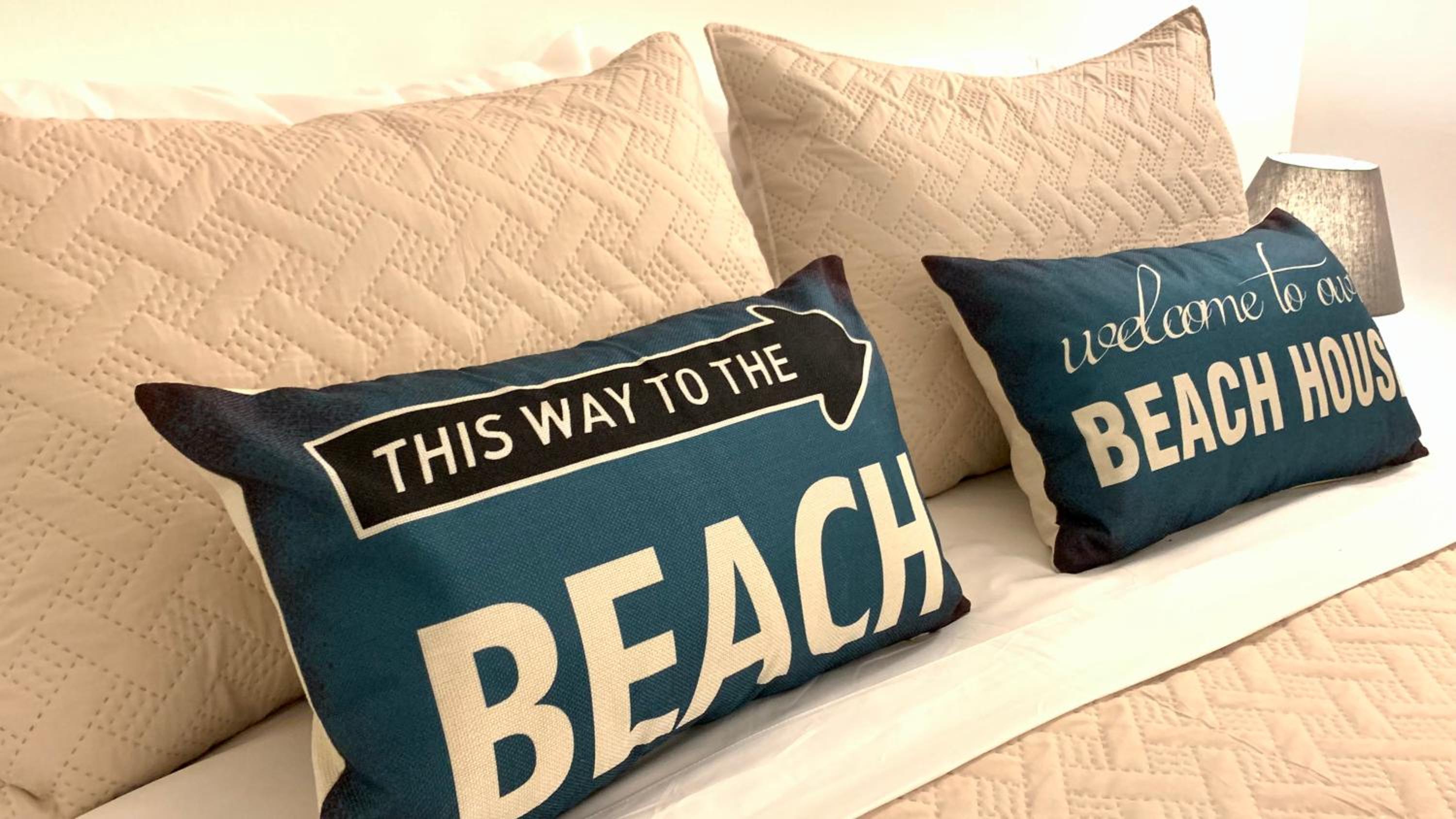 Beachfront Unit with Stunning Sunsets and Starlink Internet !