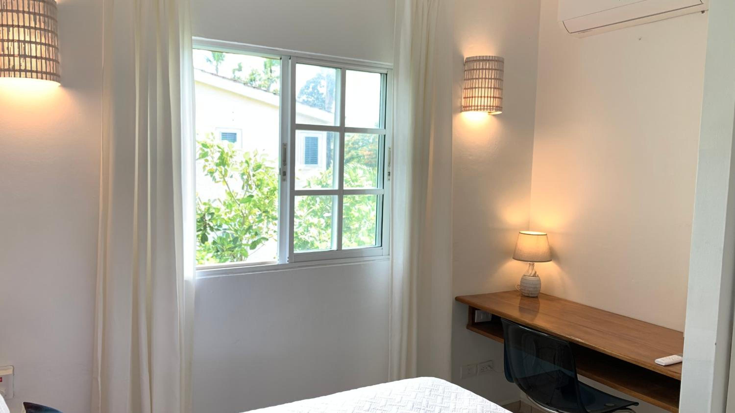 Beachfront Unit with Stunning Sunsets and Starlink Internet !