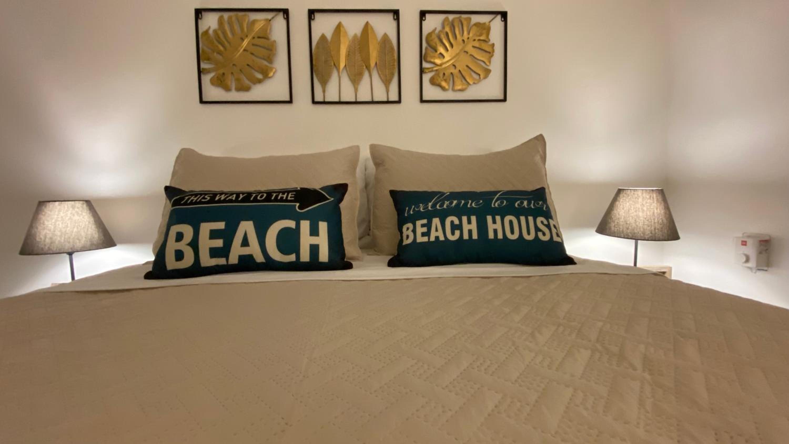 Beachfront Unit with Stunning Sunsets and Starlink Internet !