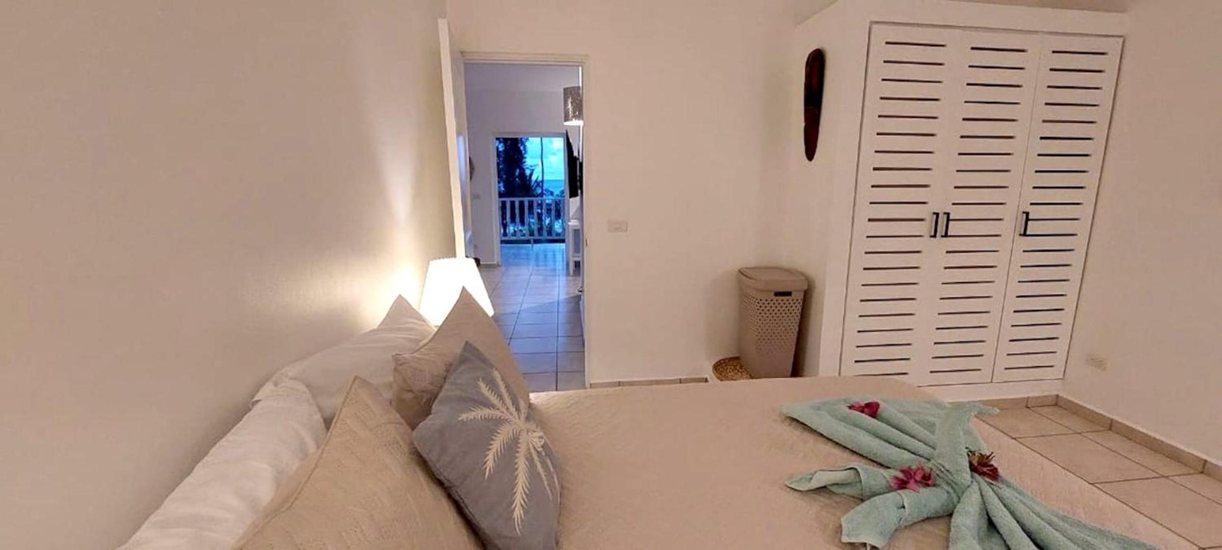 Beachfront Unit with Stunning Sunsets and Starlink Internet !