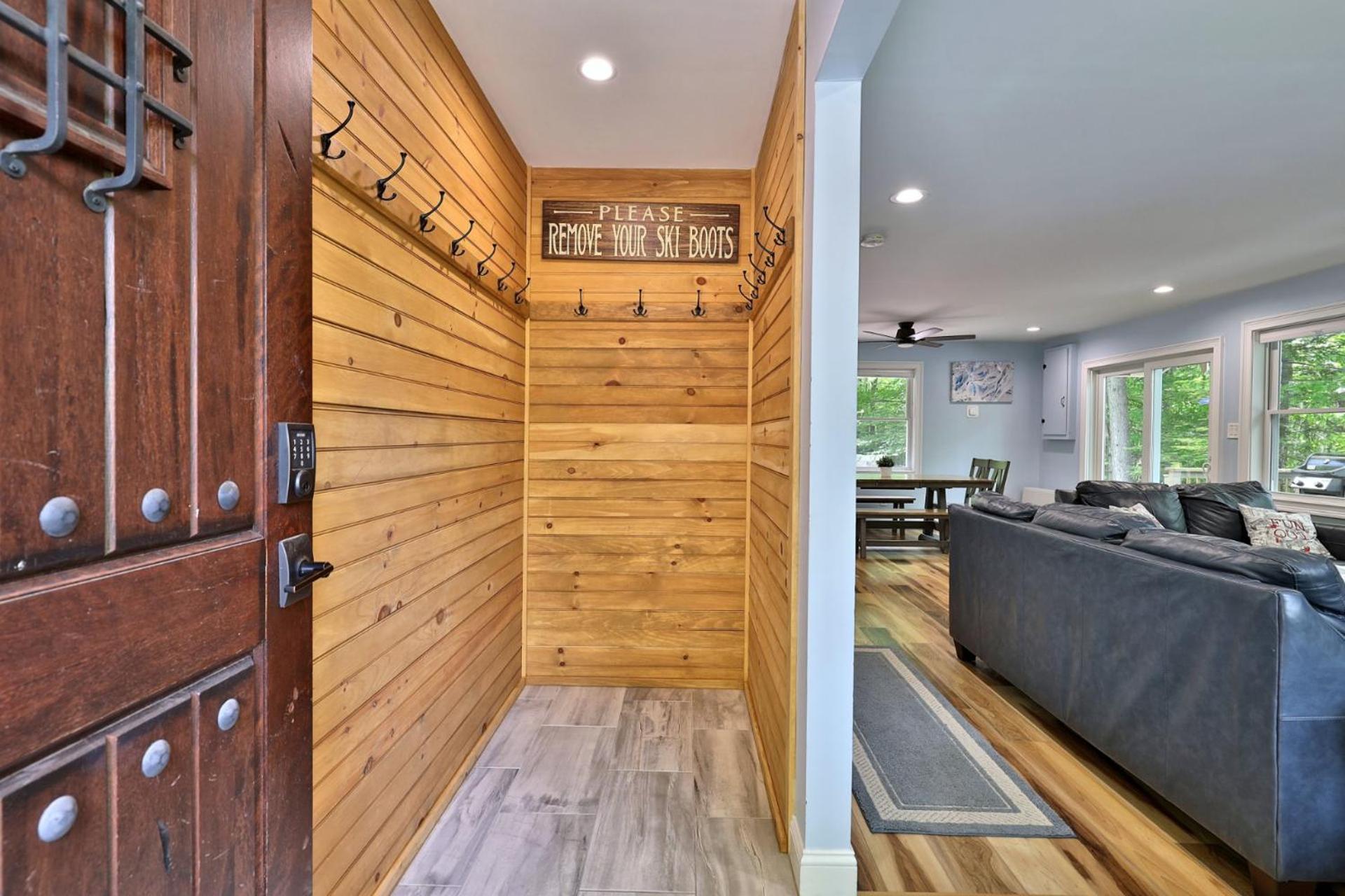 Fun In Fun Out Ski Home - 6 BR 4BA, Two Hot Tubs, Two Saunas, Two Levels, BBQ