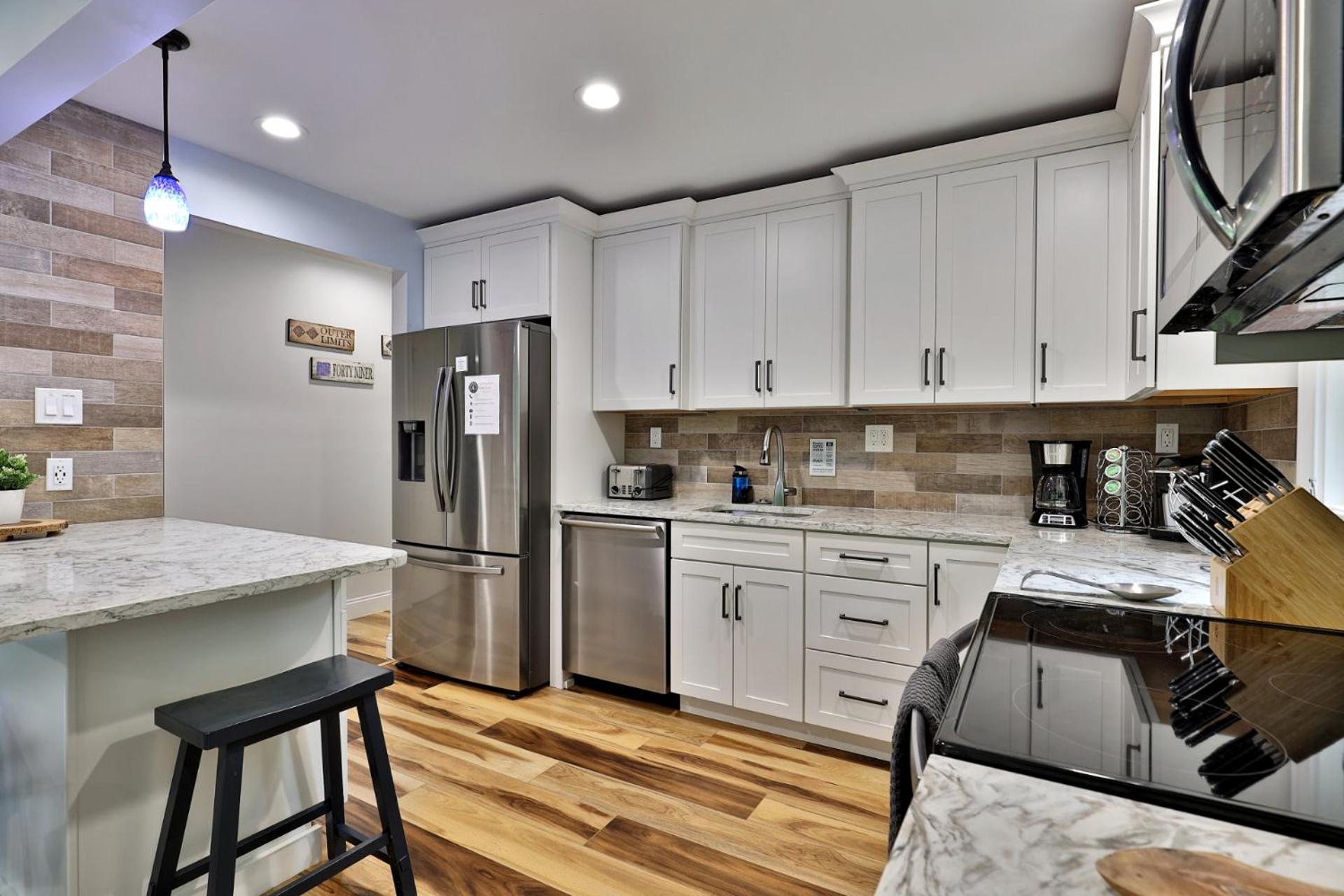 Fun In Fun Out Ski Home - 6 BR 4BA, Two Hot Tubs, Two Saunas, Two Levels, BBQ