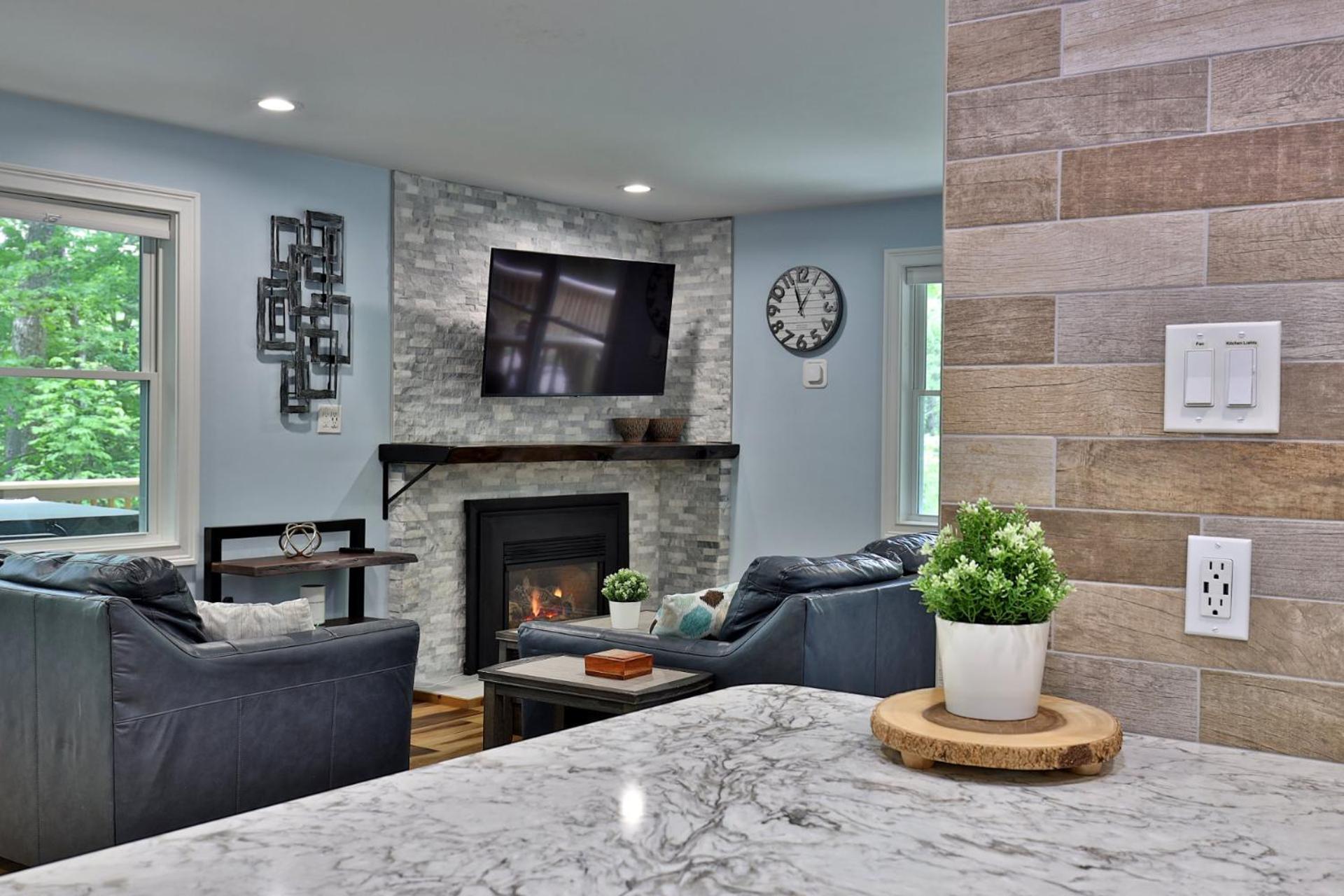 Fun In Fun Out Ski Home - 6 BR 4BA, Two Hot Tubs, Two Saunas, Two Levels, BBQ