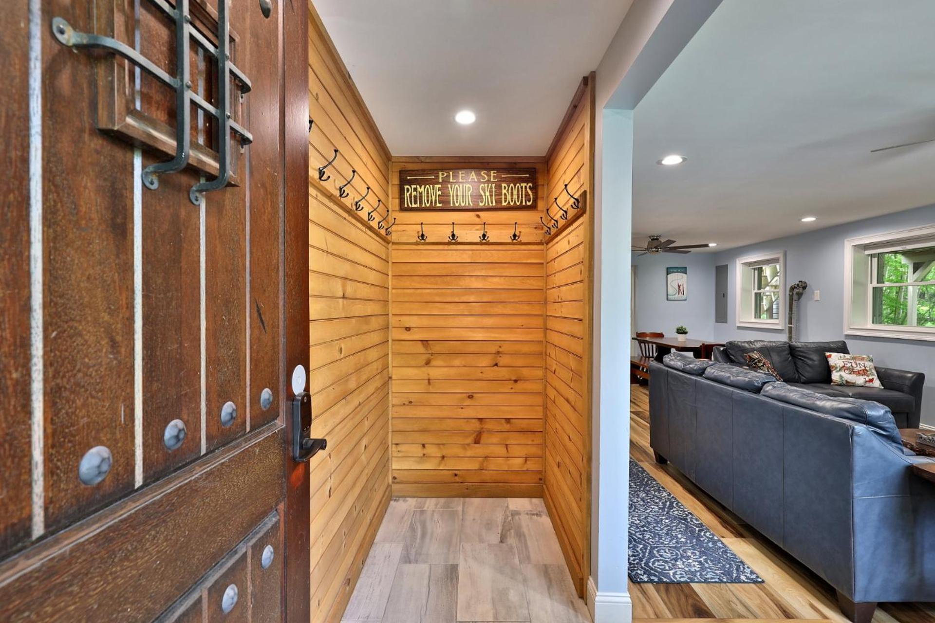 Fun In Fun Out Ski Home - 6 BR 4BA, Two Hot Tubs, Two Saunas, Two Levels, BBQ