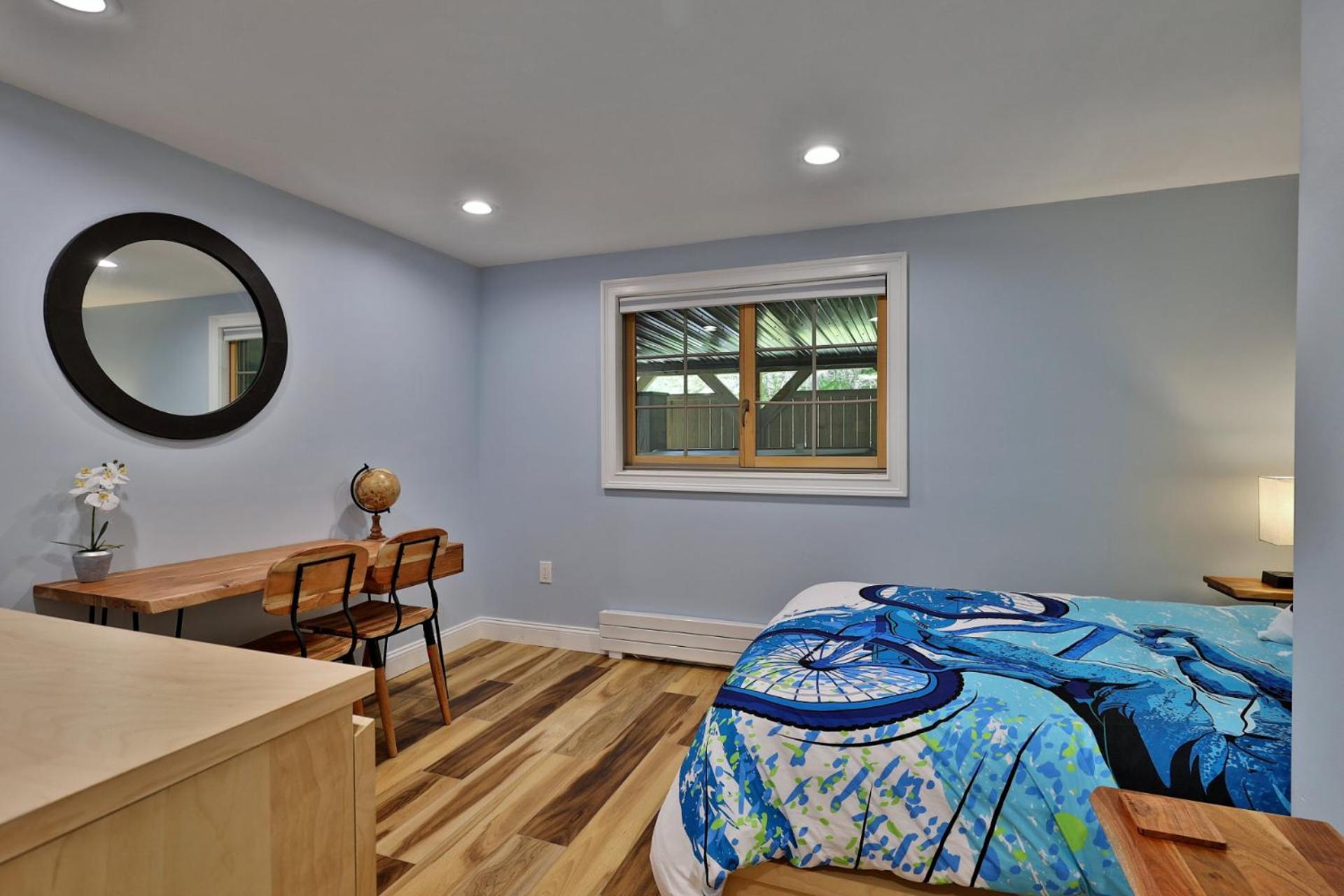 Fun In Fun Out Ski Home - 6 BR 4BA, Two Hot Tubs, Two Saunas, Two Levels, BBQ