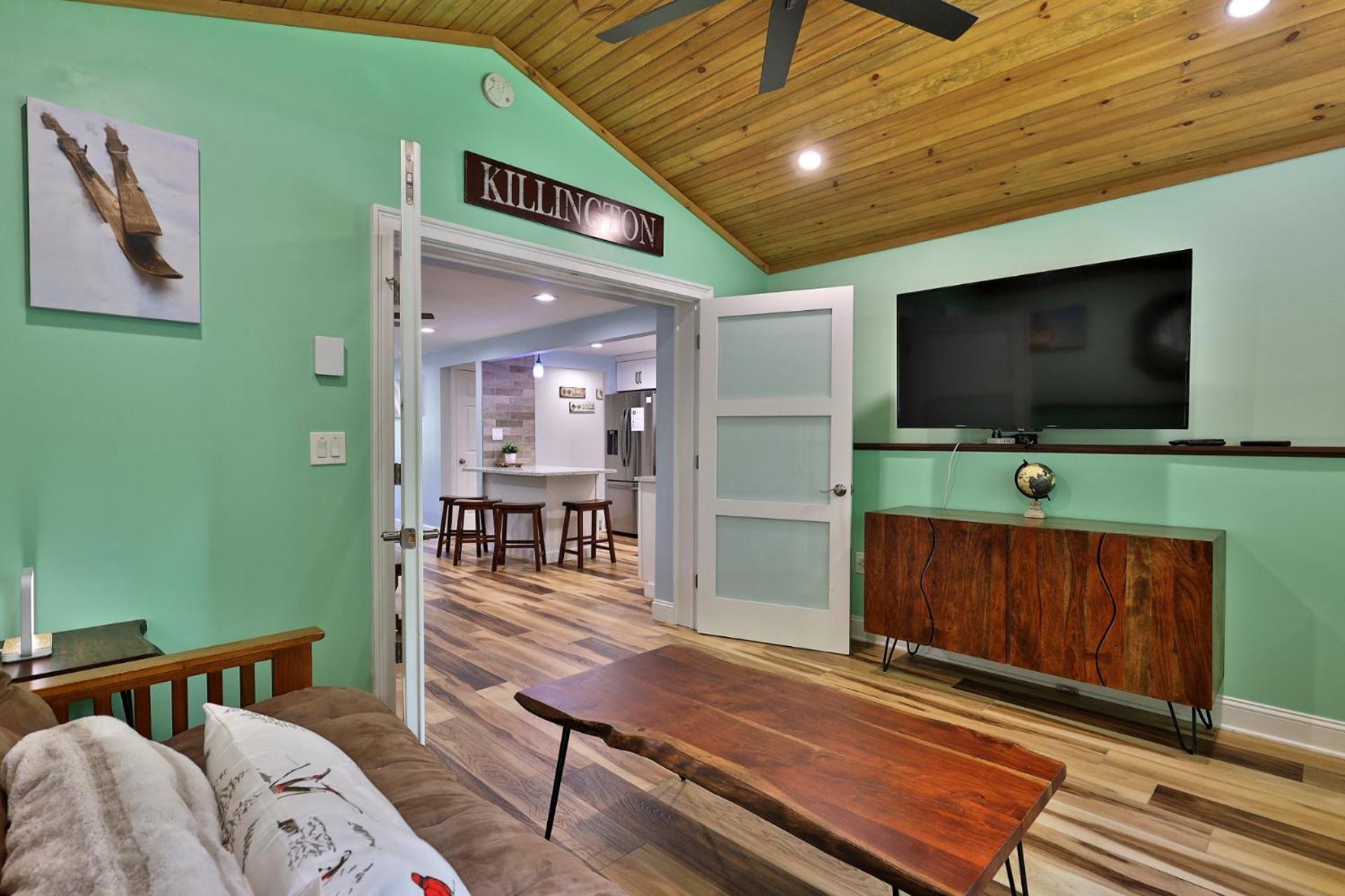 Fun In Fun Out Ski Home - 6 BR 4BA, Two Hot Tubs, Two Saunas, Two Levels, BBQ
