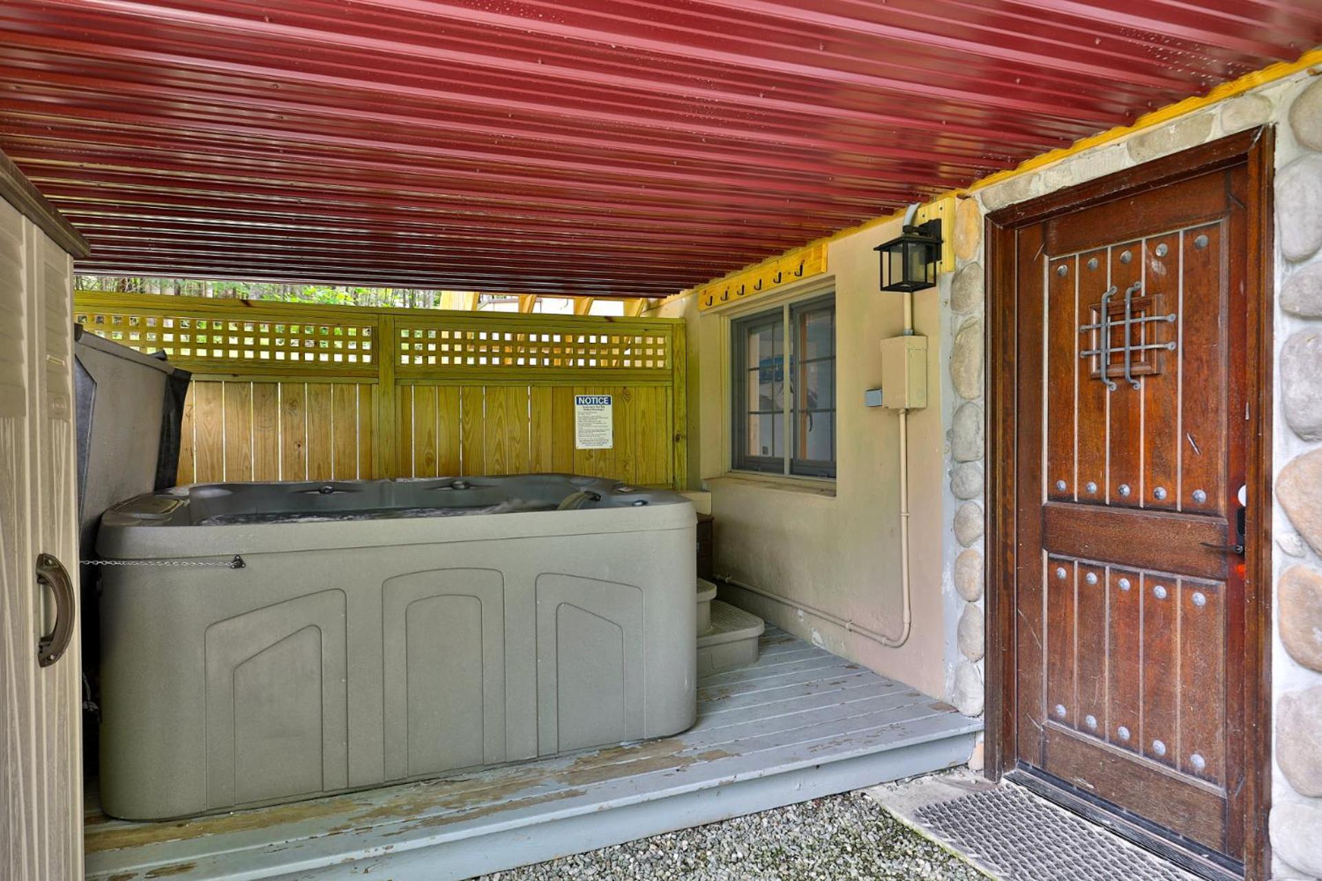 Fun In Fun Out Ski Home - 6 BR 4BA, Two Hot Tubs, Two Saunas, Two Levels, BBQ