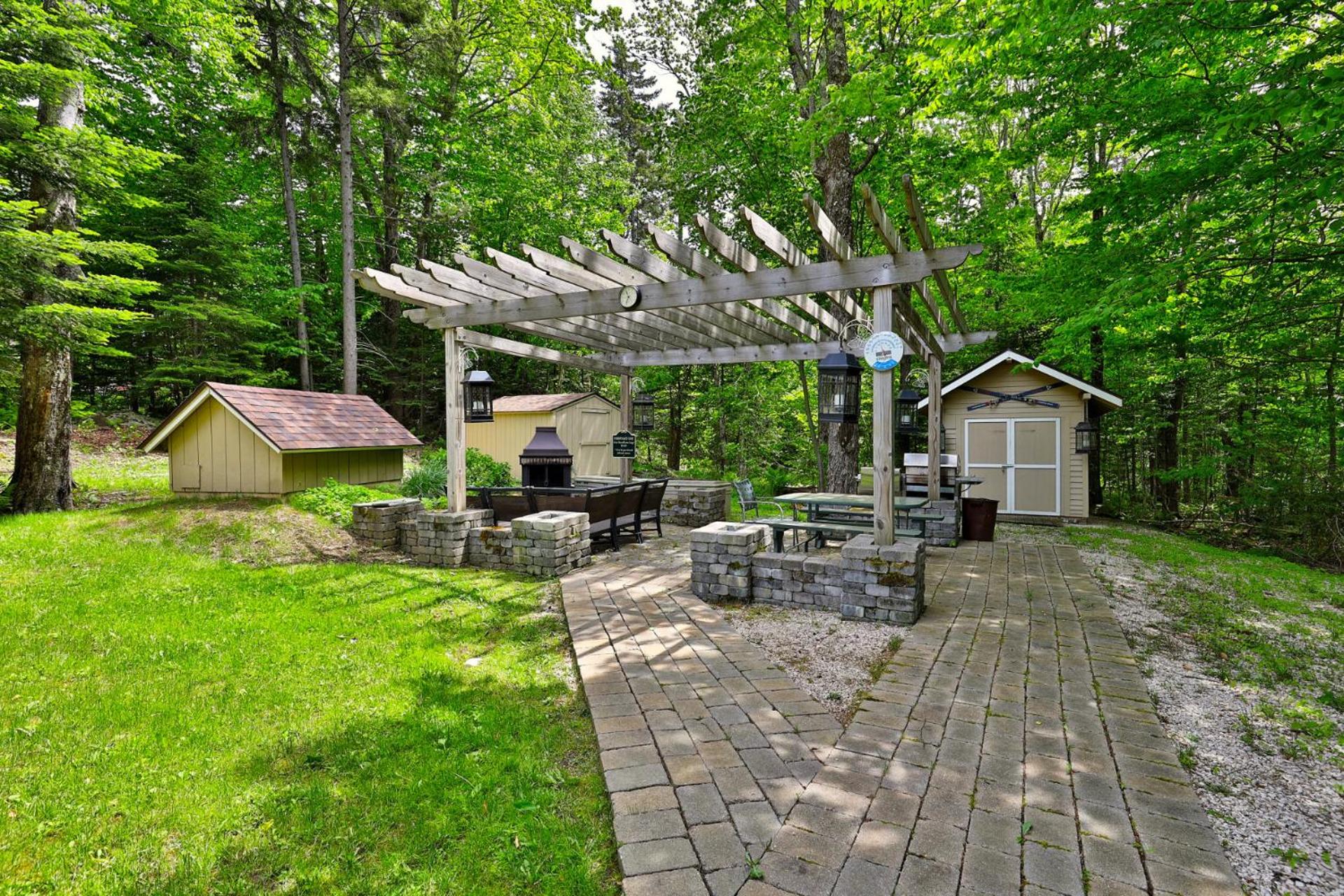 Fun In Fun Out Ski Home - 6 BR 4BA, Two Hot Tubs, Two Saunas, Two Levels, BBQ
