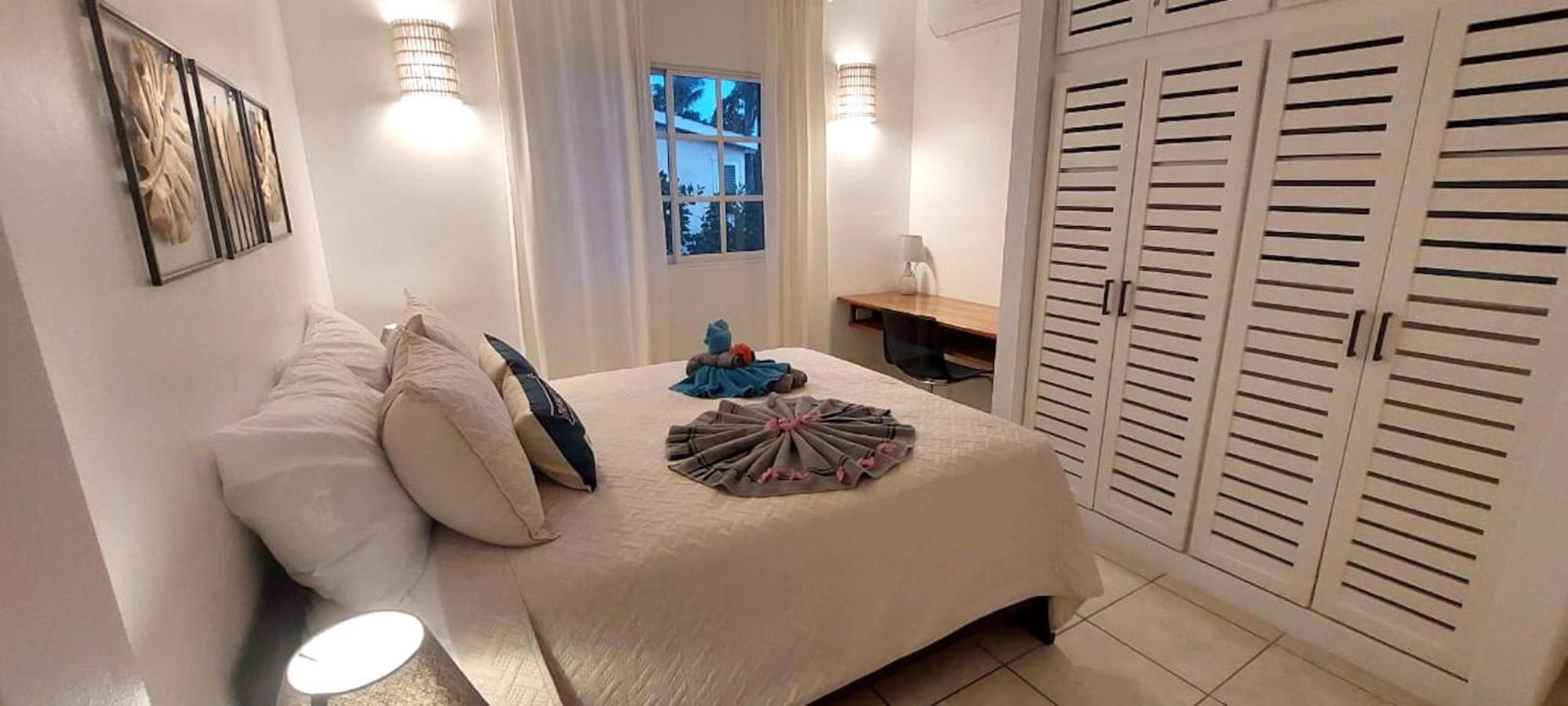 Beachfront Unit with Stunning Sunsets and Starlink Internet !