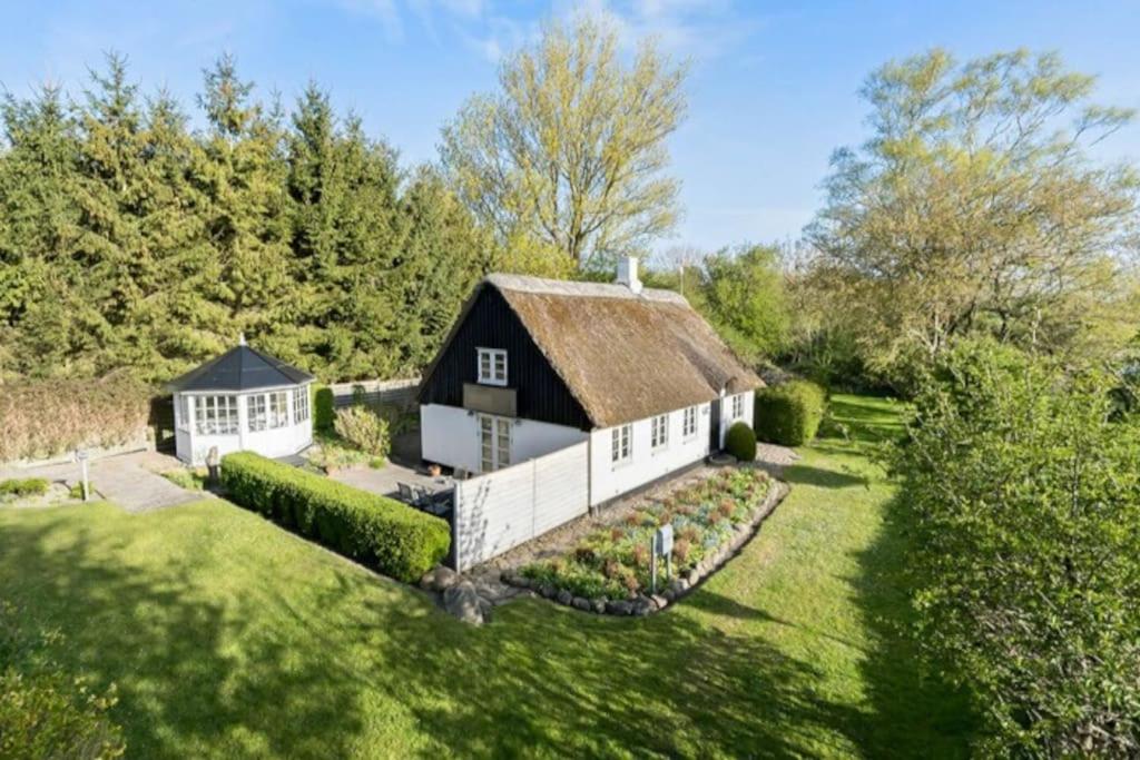 Hyggeligt sommerhus med privat have