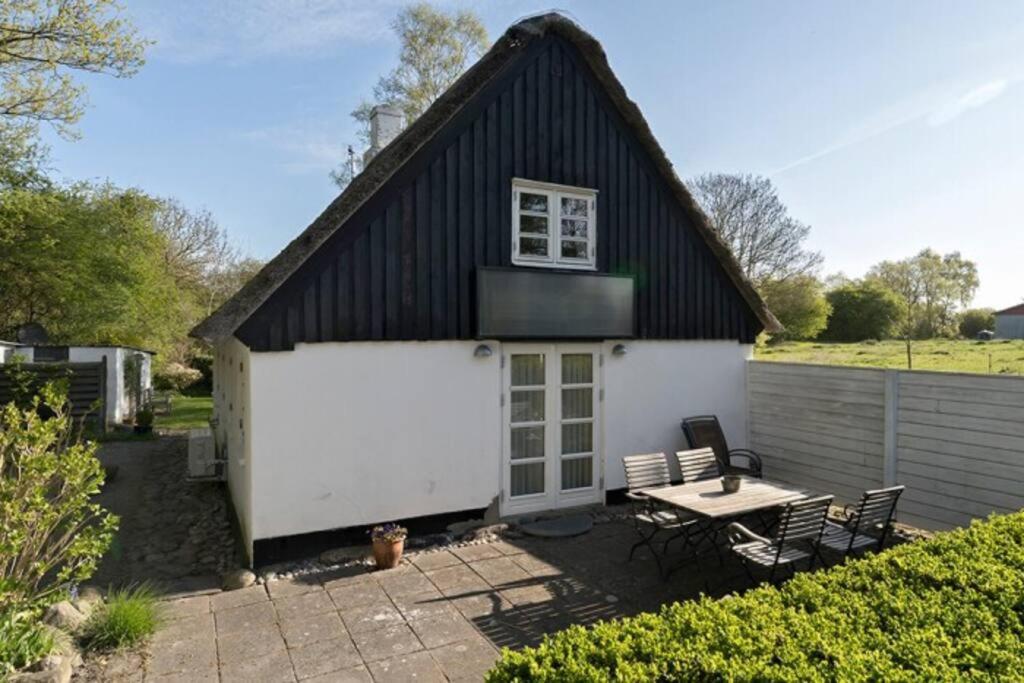 Hyggeligt sommerhus med privat have