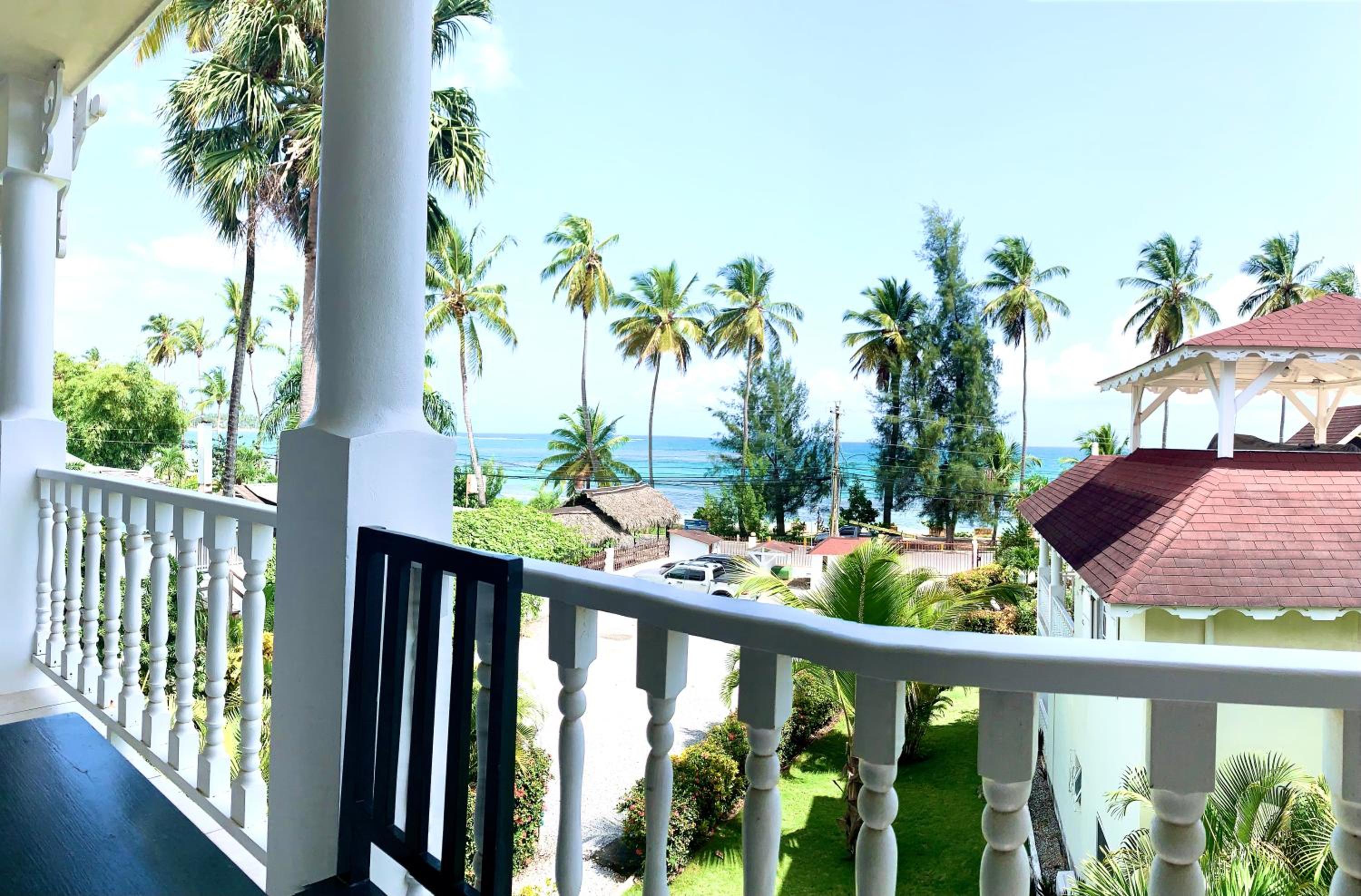 Beachfront Unit with Stunning Sunsets and Starlink Internet !