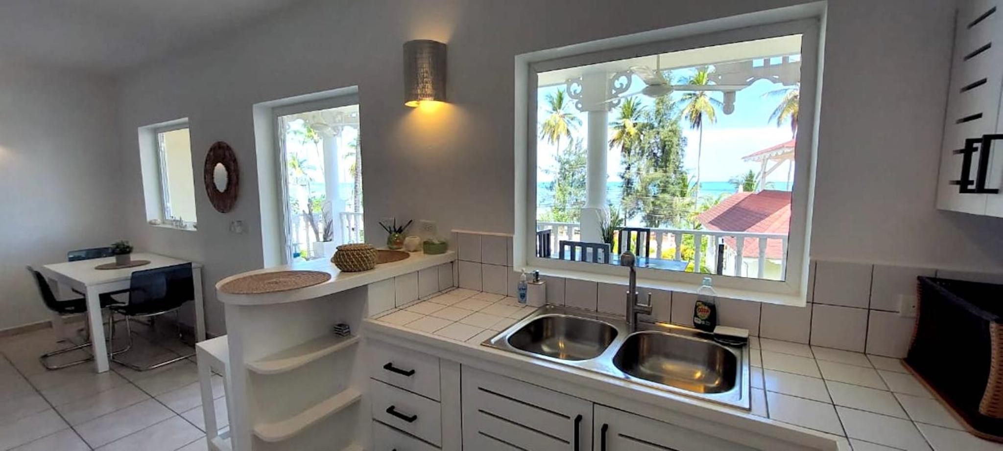 Beachfront Unit with Stunning Sunsets and Starlink Internet !