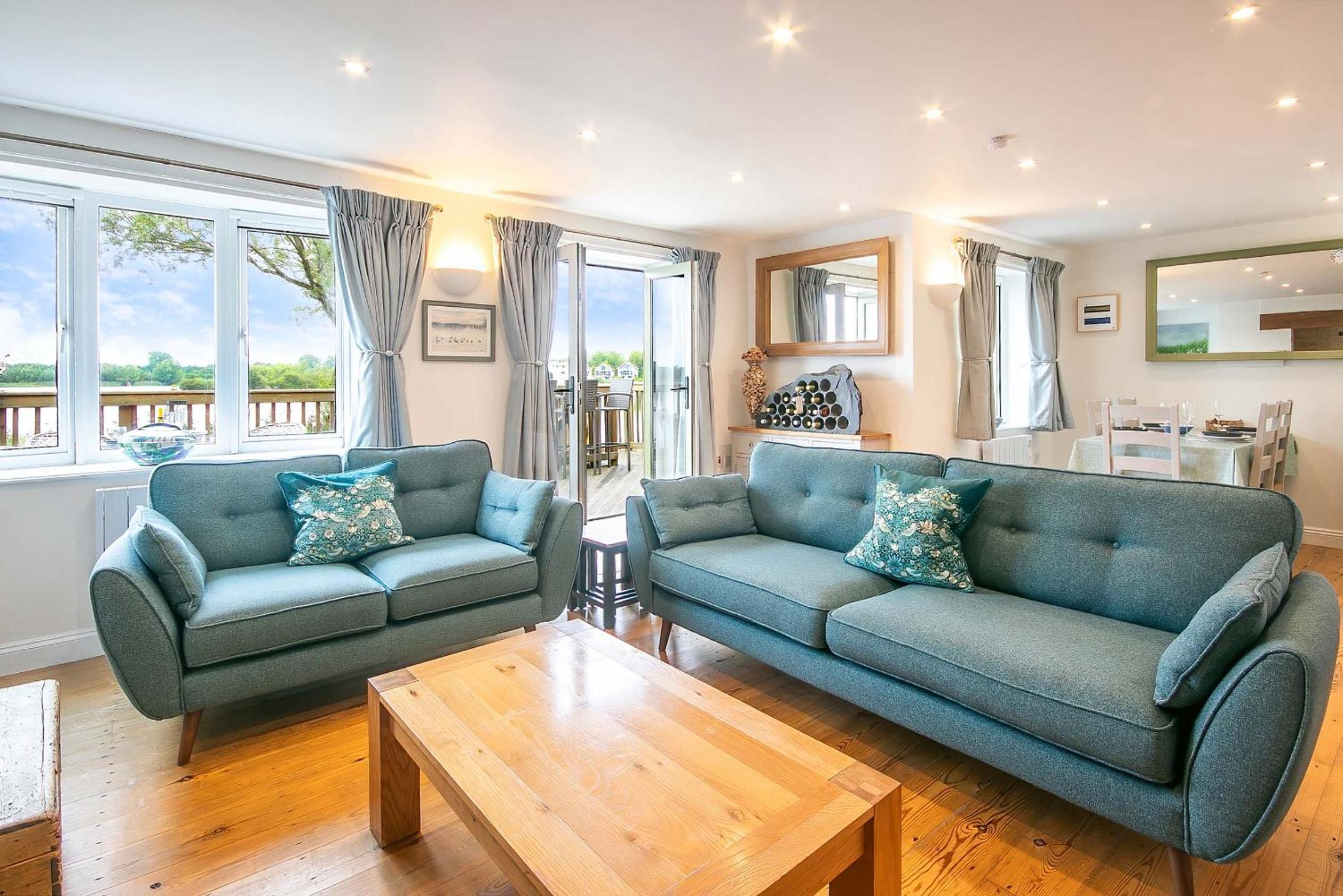Coot Cottage - holiday house with fantastic lake views