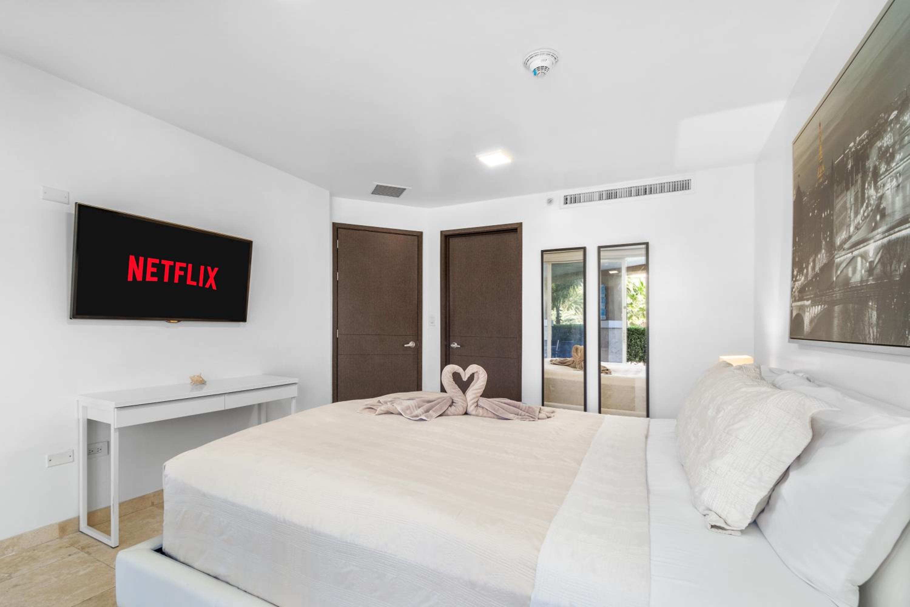 Beautiful Vibes Sun Kiss Serenity your Stylish Apt Just Steps from Eagle Beach