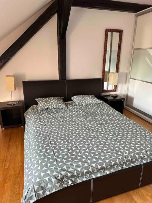 Modern Apartment Centrally Located view 5